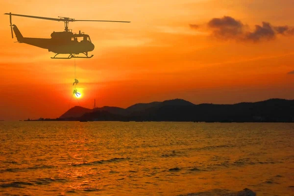 Helikopter Militer Siluet Drop Tentara Pada Tugas Laut Dengan Matahari — Stok Foto