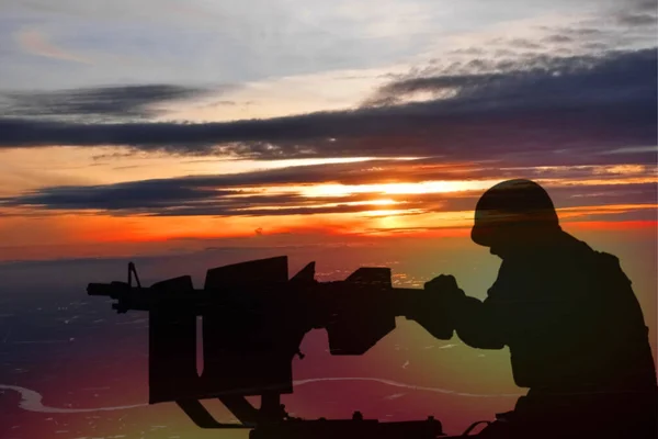 Prajurit Stand Militaly Machine Gun Sun Rise City Scape Civil — Stok Foto