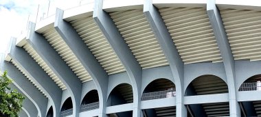 Spor stadyumunun dış tarafının beton yapı tasarımının mimarisi.