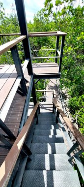 Çelik yapı geometrik şekil soyut gözlem kulesi, yakın çekim