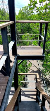 Çelik yapı geometrik şekil soyut gözlem kulesi, yakın çekim