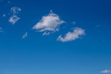 Mavi gökyüzünde beyaz bulutlar. Doğanın güzel bir manzarası. Tasarım şablonu.