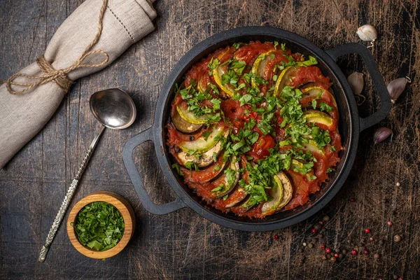 Ratatouille veya sebze yahnisi. Sebze pişirmek. Mevsimlik çeşitli sebzeler fırında kızartılır. Vejetaryen yemeği..