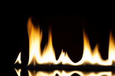 Yangını. Siyah arka planda alevler izole bir şekilde yanıyor. Tasarım şablonu. Boşluğu ve yatay yönelimi kopyala.