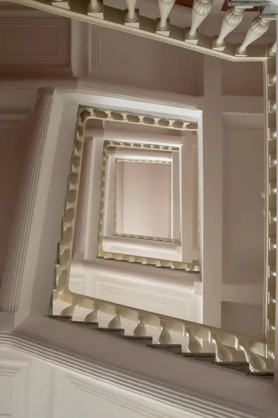 Белая Винтовая Лестница Внутри Здания Вид Снизу — стоковое фото