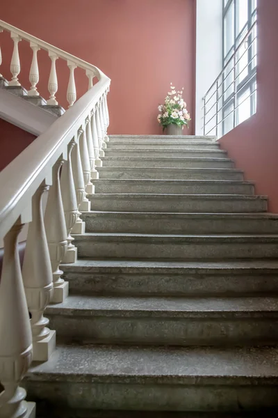 Weiße Wendeltreppe Inneren Des Gebäudes Von Unten Gesehen — Stockfoto