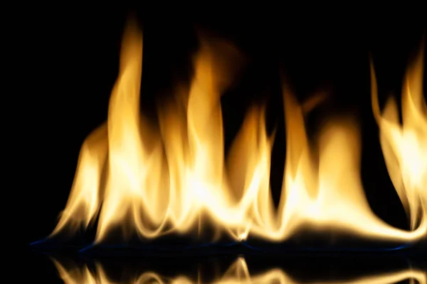 火事だ 炎は黒い背景で孤立して燃焼している デザインのためのテンプレート コピースペースと水平方向 — ストック写真