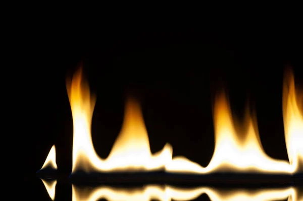 火事だ 炎は黒い背景で孤立して燃焼している デザインのためのテンプレート コピースペースと水平方向 — ストック写真