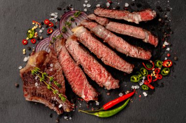 Sebzeli biftek. Büyük bir et parçası taze sebzeler, otlar ve baharatlarla süslenir ve dilimlenir. Etobur ya da ketojenik diyet.