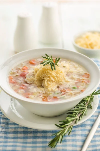 Sup Sayuran Dengan Keju Dan Herbal Segar Sebagian Besar Disajikan — Stok Foto