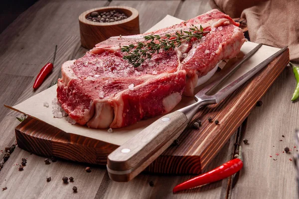 Syrový Nevařený Hovězí Steak Velký Kus Masa Kosti Leží Dřevěné — Stock fotografie