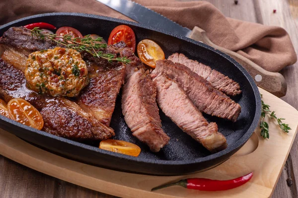 Fried Beef Steak Vegetables Large Piece Meat Sliced Garnished Fresh — Stock Photo, Image