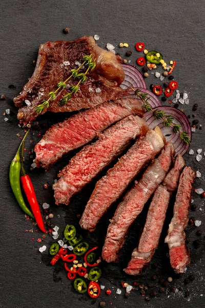 Smażony Stek Wołowy Warzywami Duży Kawałek Mięsa Jest Krojony Ozdobiony — Zdjęcie stockowe
