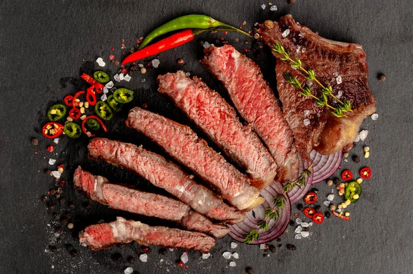 Smažený Hovězí Steak Zeleninou Velký Kus Masa Krájí Zdobí Čerstvou — Stock fotografie