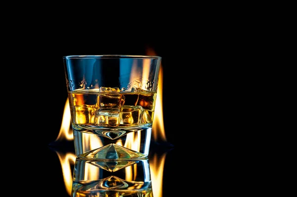 Whisky Bourbon Een Transparant Glas Met Ijsblokjes Een Zwarte Ondergrond — Stockfoto