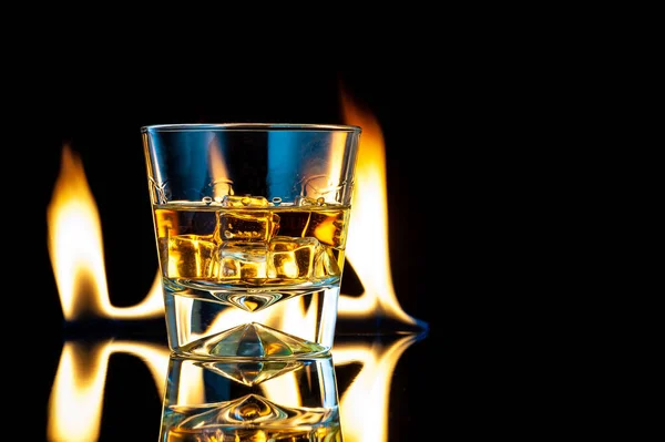 Whisky Bourbon Een Transparant Glas Met Ijsblokjes Een Zwarte Ondergrond — Stockfoto