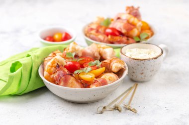 Kabuksuz, taze sebzeli ve kremalı soslu kızarmış büyük karidesler. Büyük porsiyon yemeye hazır.. 