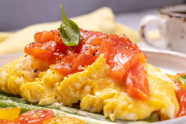 Kızarmış yumurta, yeşil kuşkonmaz ve somon, kiraz domatesleri ve taze ıspanak. Kahvaltıda dolgulu omlet. Sağlıklı ya da ketojenik ya da karbonhidratlı gıda konsepti yok..