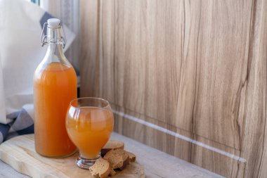 Geleneksel Rus soğuk çavdarı bardakta Kvass içer ve tahta masada bir sürahi içerdi. Doğal mayalanmış organik içecek. Ekmek, çavdar viskisi, şeker ve sudan yapılır..