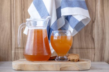 Geleneksel Rus soğuk çavdarı bardakta Kvass içer ve tahta masada bir sürahi içerdi. Doğal mayalanmış organik içecek. Ekmek, çavdar viskisi, şeker ve sudan yapılır..