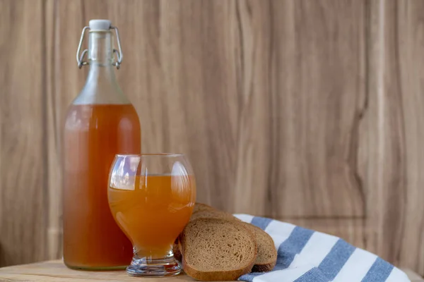 Geleneksel Rus soğuk çavdarı bardakta Kvass içer ve tahta masada bir sürahi içerdi. Doğal mayalanmış organik içecek. Ekmek, çavdar viskisi, şeker ve sudan yapılır..