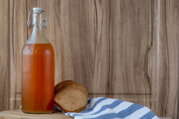 Centeio Frio Russo Tradicional Bebe Kvass Copo Jarro Uma Mesa — Fotografia de Stock