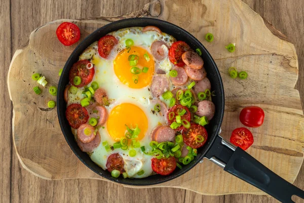 Telur Goreng Dengan Sosis Tomat Dan Sayuran Sarapan Tradisional Tampilan Stok Gambar Bebas Royalti