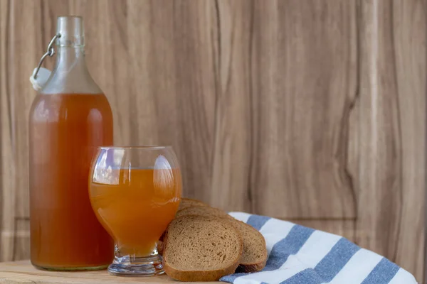 Seigle Froid Russe Traditionnel Boit Kvass Dans Verre Une Cruche Photos De Stock Libres De Droits