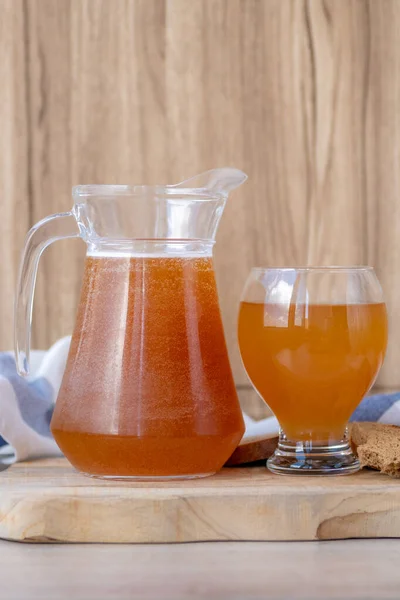 Tradisional Rye Dingin Rusia Minum Kvass Dalam Gelas Dan Kendi Stok Gambar Bebas Royalti