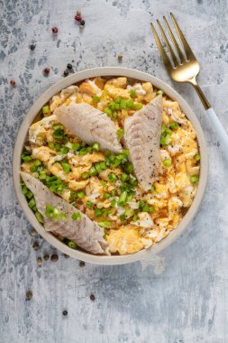 Kızarmış yumurta, füme balık filetosu ve taze yeşil soğan. Kahvaltıda dolgulu omlet. Sağlıklı ya da ketojenik ya da karbonhidratlı gıda konsepti yok..