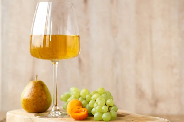 Vin Ambré Blanc Aux Fruits Verre Coulé Avec Vin Entouré — Photo