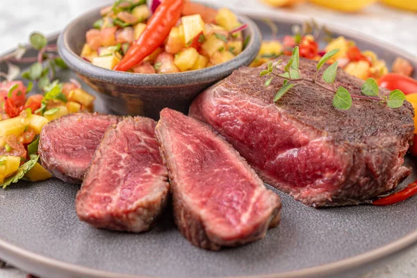 Şeftalili Salsa Domates Biberli Biftek Orta Pişmiş Pişmiş Biftek Yemek — Stok fotoğraf
