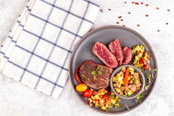 Bife Frito Com Salsa Frutas Pêssego Tomate Pimenta Bife Frito Imagem De Stock