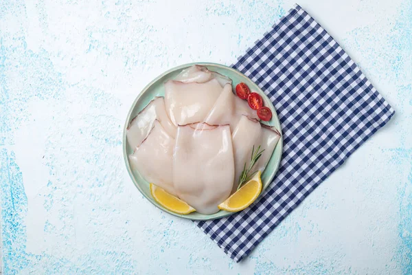 도마도 로즈마리 곁들인 오징어 충전재 오징어 의상당 부분이 요리에 스톡 이미지
