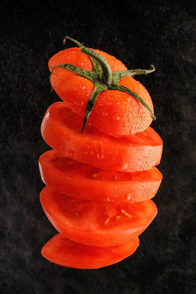 Tomate Rouge Mûre Coupée Tranches Jetée Dans Air Isolé Sur Photos De Stock Libres De Droits