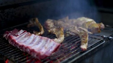 Et kömürde kızartılıyor. Barbekü kaburgaları. Doğal dumanla sulu et, kuzu eti, domuz eti ve tavuk pişiriyorum. Yemek pişirme süreci.
