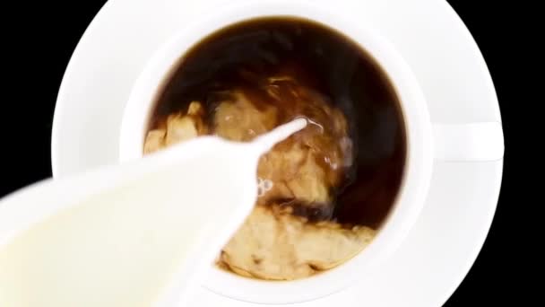 Bir Fincan Kahve Sıcak Krema Kahveye Dökülür Güzel Bir Sıvı — Stok video