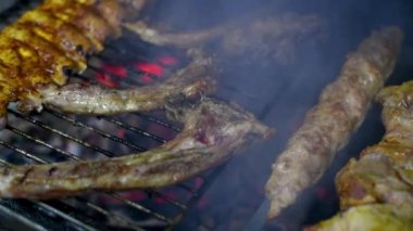 Et kömürde kızartılıyor. Barbekü kaburgaları. Doğal dumanla sulu et, kuzu eti, domuz eti ve tavuk pişiriyorum. Yemek pişirme süreci.