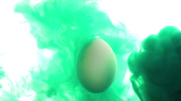 Kolorowy Płyn Ruchu Zielona Farba Wylewa Się Białe Jajko Wodzie — Wideo stockowe