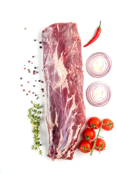 Говяжья Вырезка Большой Кусок Мяса Овощами Свежими Травами Белом Фоне — стоковое фото