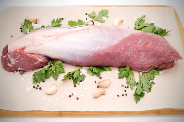 Solomillo Res Gran Trozo Carne Con Verduras Hierbas Frescas Una — Foto de Stock