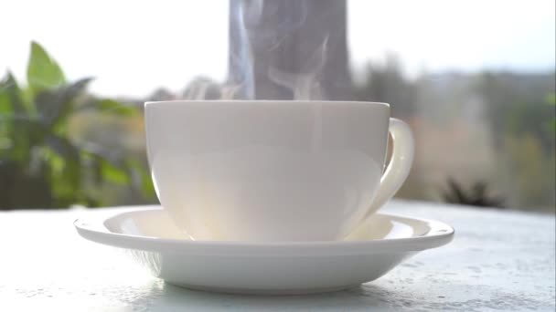 Una Taza Humeante Café Caliente Está Sobre Mesa Imágenes Primer — Vídeo de stock