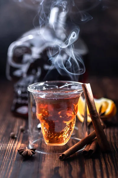 Boissons Halloween Whisky Rhum Bourbon Versé Dans Verre Transparent Forme Photos De Stock Libres De Droits