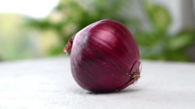 Taze soğanlar masada dönüyor. Kamera hareket ediyor. Parallaks etkisi. Yakın çekim görüntüleri.