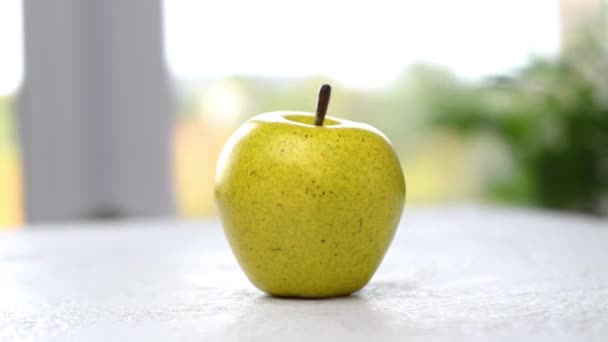 Una Manzana Fresca Jugosa Gira Sobre Mesa Cámara Mueve Efecto — Vídeo de stock