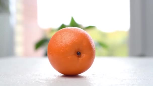 Ώριμο Ζουμερό Πορτοκάλι Στριφογυρίζει Στο Τραπέζι Κάμερα Κινείται Παράλλαξη Κοντινό — Αρχείο Βίντεο
