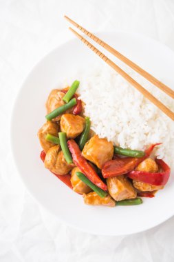 Sebzeler (fasulye, kırmızı biber) ve pirinç ile baharatlı tavuk