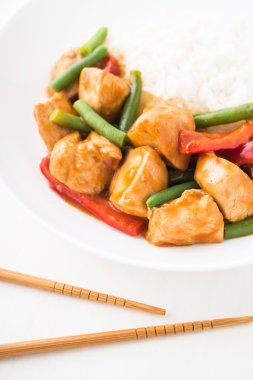 Sebzeler (fasulye, kırmızı biber) ve pirinç ile baharatlı tavuk