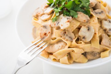 Makarna kremalı sos, mantar ve kırmızı biber