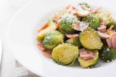 Brüksel lahanası pastırma ve parmesan ile